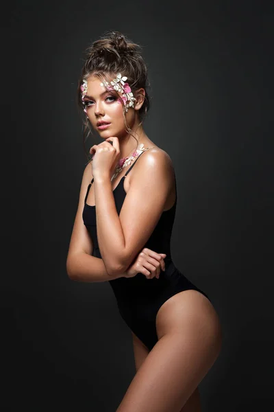 Mulher branca bonita com corpo perfeito e flores — Fotografia de Stock