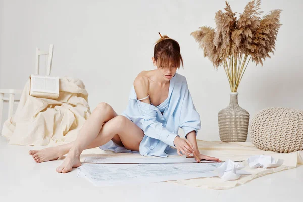 Vacker sexig kvinna arbetar med ritningar hemma — Stockfoto