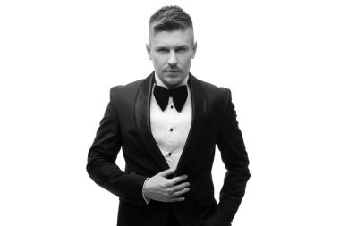 Siyah smokinli çekici genç adam.