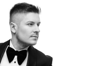 Siyah smokinli çekici genç adam.