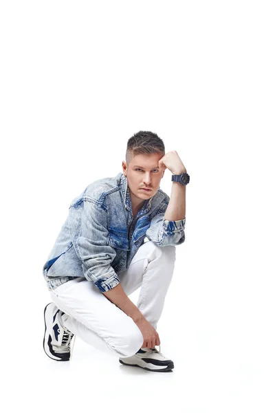 Joven guapo en chaqueta Jean sobre fondo blanco — Foto de Stock