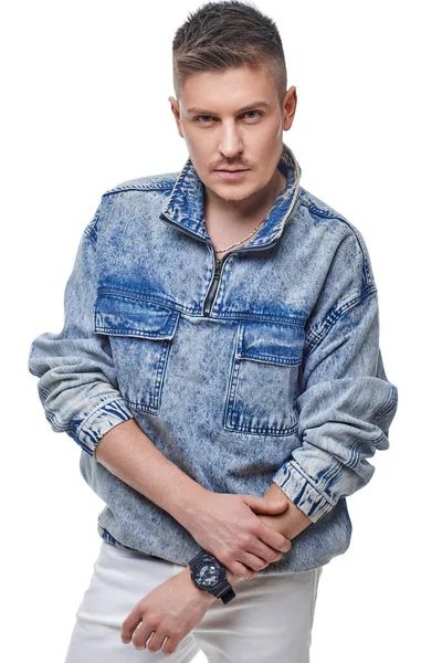 Pohledný mladý muž v Jean bunda na bílém pozadí — Stock fotografie