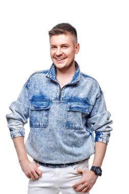 Kot ceketli adam kameraya bakıyor.