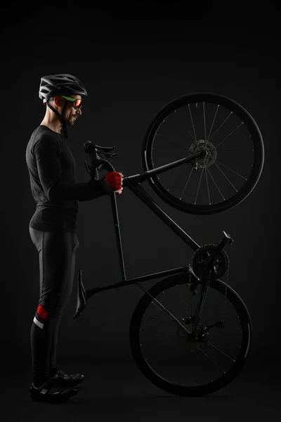 Radler mit Rennrad auf Atelierhintergrund — Stockfoto