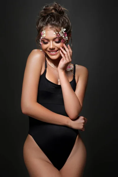 Bella donna caucasica con corpo perfetto e fiori — Foto Stock
