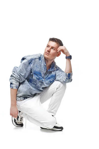 Bel giovanotto in giacca Jean su sfondo bianco — Foto Stock