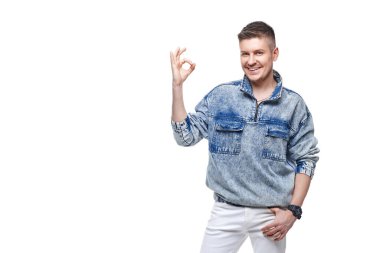 Kot ceketli genç adam iyi niyet gösterisi yapıyor.