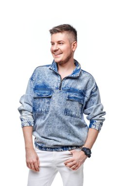 Kot ceketli adam kameraya bakıyor.