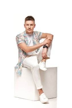 Gömlekli yakışıklı genç adam kameraya bakıyor.