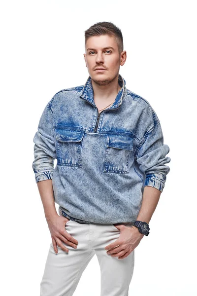 Pohledný mladý muž v Jean bunda na bílém pozadí — Stock fotografie