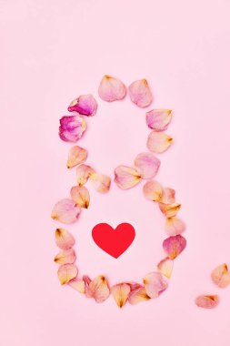 8 Mart 'tan itibaren gül yapraklarından kadın metni