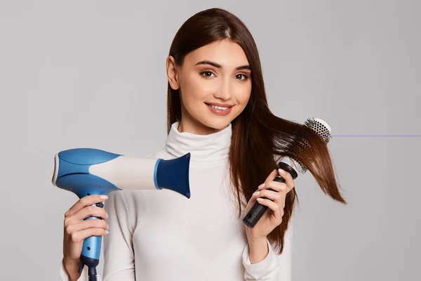 Senhora alegre atraente secagem cabelo saudável forte — Fotografia de Stock