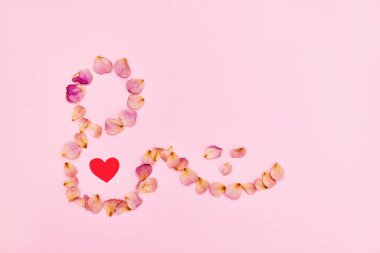 8 Mart 'tan itibaren gül yapraklarından kadın metni