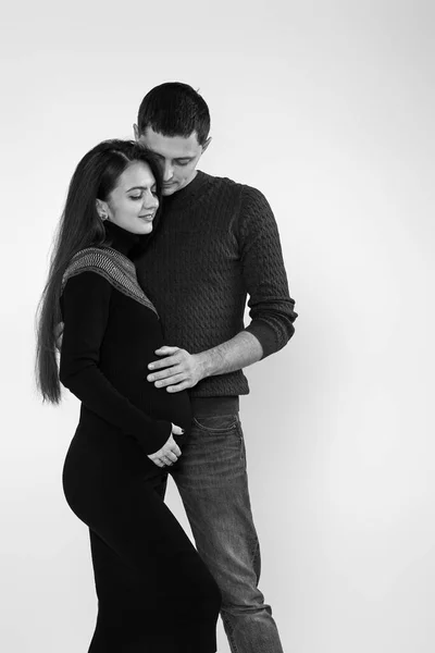 Manžel objímá těhotnou ženu a dotýká se břicha — Stock fotografie