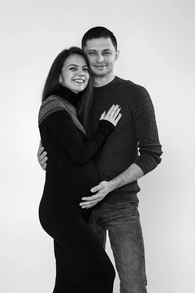 Esposo abraza esposa embarazada y tocando vientre — Foto de Stock