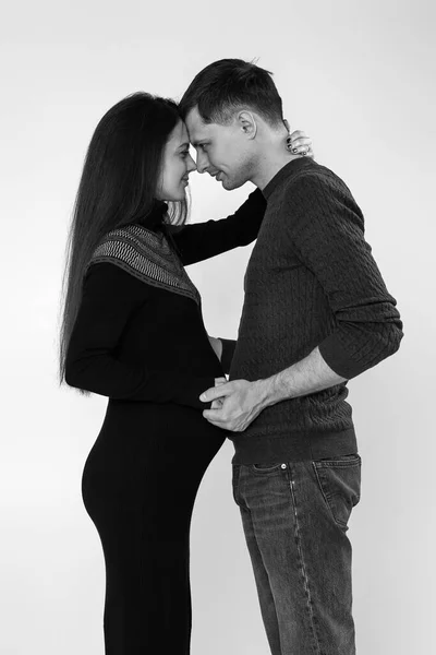 Esposo abraza esposa embarazada y tocando vientre — Foto de Stock