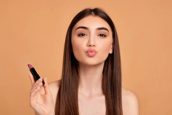 Jong gelukkig positief vrouw met roze lippenstift — Stockfoto