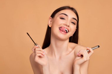 Kadın maskarası bej arka planda izole edilmiş.