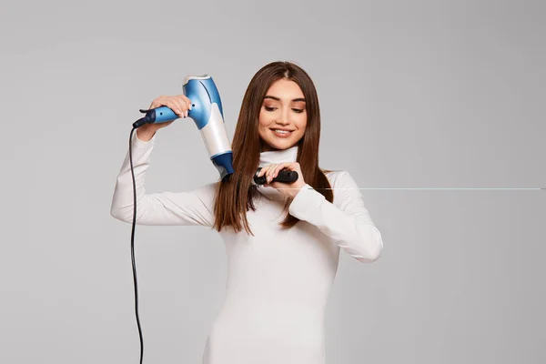 Senhora alegre atraente secagem cabelo saudável forte — Fotografia de Stock