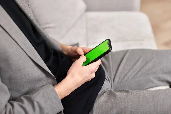 Male hands texting on phone screen at home. — Fotografia de Stock