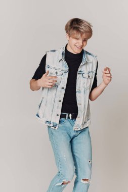 Sarı elbiseli genç adam dans ediyor.