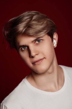 Modern kulaklıklı beyaz tişörtlü adam.