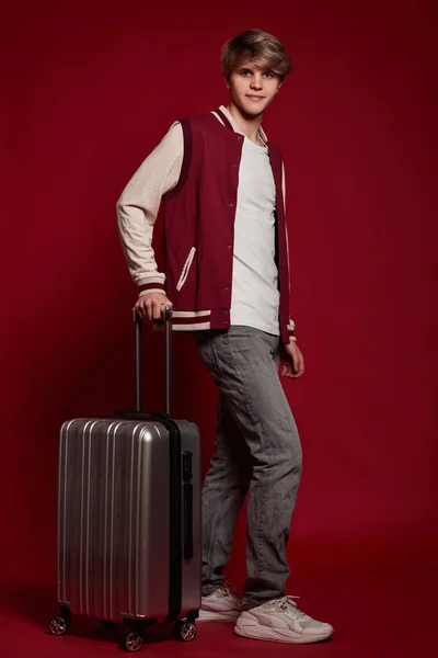 Joven excitado hombre caucásico turista con maleta — Foto de Stock