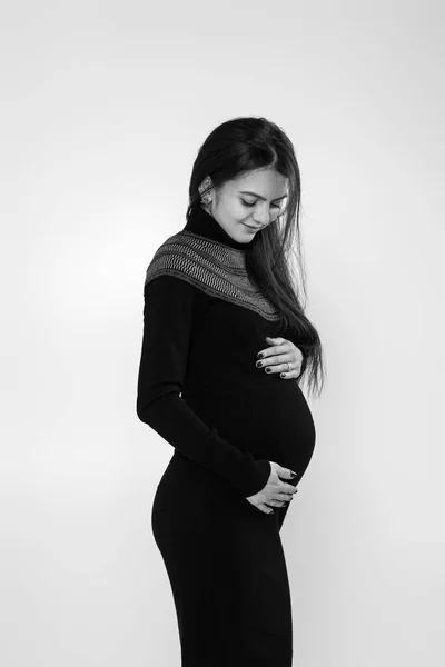 Krásná těhotná žena v šatech drží její břicho — Stock fotografie