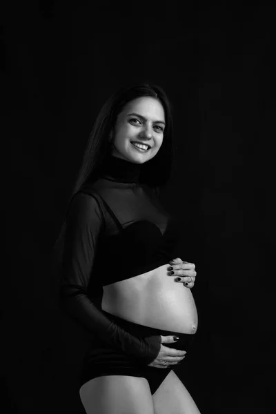 Schöne schwangere Frau im Kleid hält ihren Bauch — Stockfoto