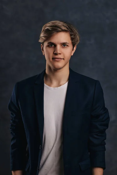 Ragazzo con taglio di capelli moderno sta fissando la fotocamera — Foto Stock