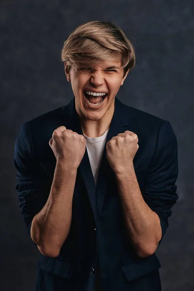 Crying emotional angry young man screams on gray background. — Stock Photo, Image