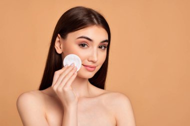 Güzel genç bir kadın beyaz pamuk tutuyordu.