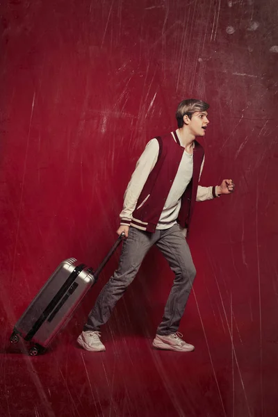 Young excited caucasian man tourist with suitcase — Stockfoto