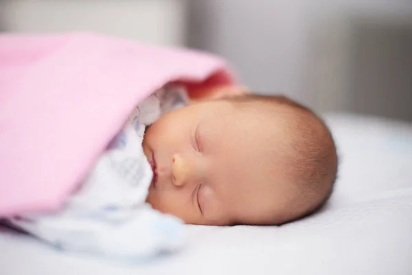 Adorável recém-nascido bebê dormindo na cama — Fotografia de Stock