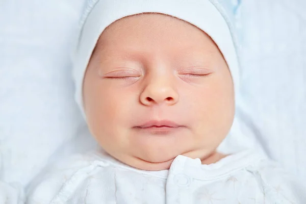 Bedårande nyfött barn sover i sängen — Stockfoto