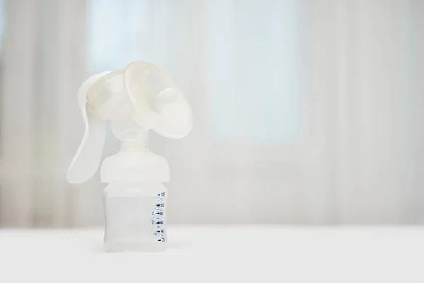 Manual breast pump with empty baby bottle — Stockfoto