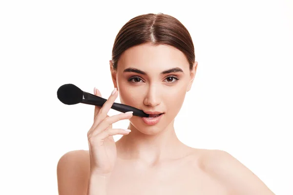 Jonge mooie vrouw met make-up borstel voor poeder — Stockfoto