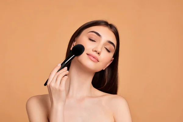 Model poeder aanbrengen met make-up borstel — Stockfoto