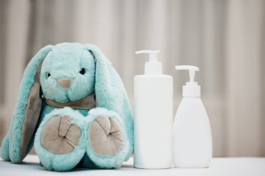 Bebek hijyeni aksesuarları masada. Çocuklar umursar