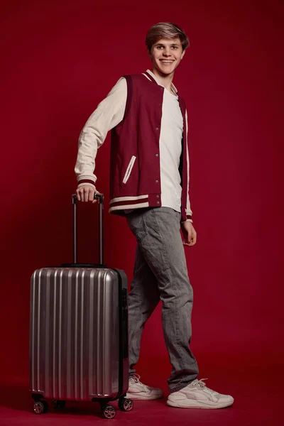 Giovane eccitato caucasico uomo turista con valigia — Foto Stock