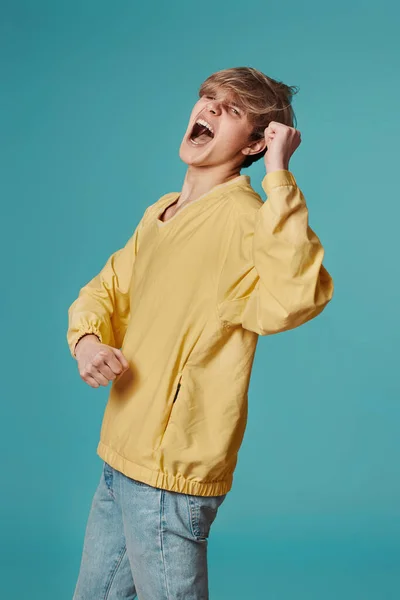 Young man in casual yellow clothes dancing — Foto Stock