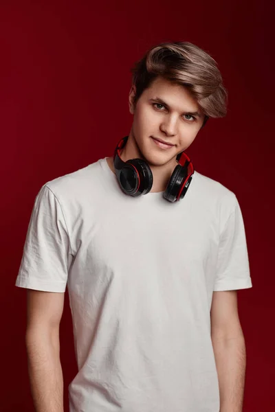 Man in casual white t-shirt with modern headphones — 스톡 사진