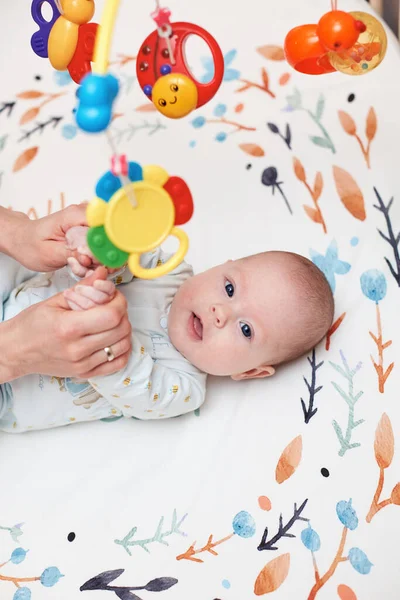 Baby Massage Mother Doing Gymnastics Her Newborn Child Home — Stock Photo, Image