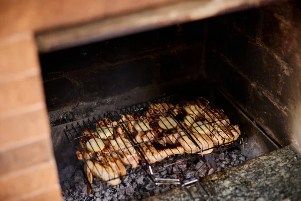炭火焼の上でおいしいグリルチキン肉 — ストック写真
