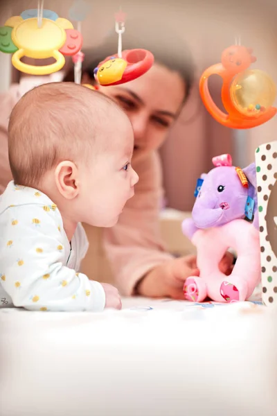 Schattig Pasgeboren Baby Spelen Met Speelgoed Met Moeder Thuis — Stockfoto