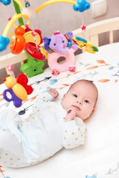 Lachende Schattige Pasgeboren Baby Spelen Met Mobiele Wieg Thuis — Stockfoto