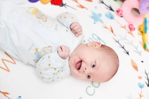 Sonriente Lindo Bebé Recién Nacido Cuna Con Juguetes Casa — Foto de Stock
