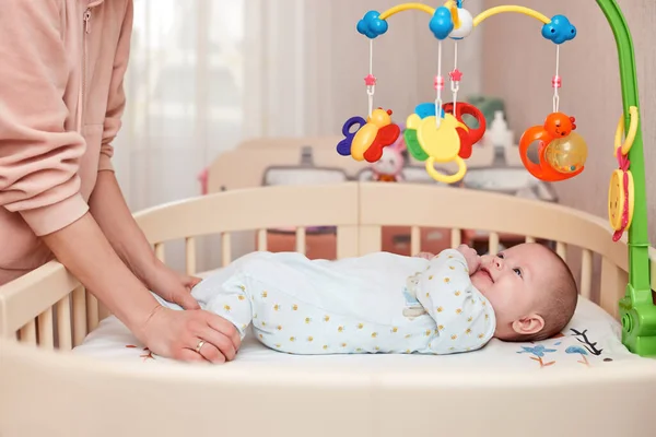 Mama Robi Ćwiczenia Dzieckiem Dla Rozwoju Mama Robi Gimnastykę Swoim — Zdjęcie stockowe