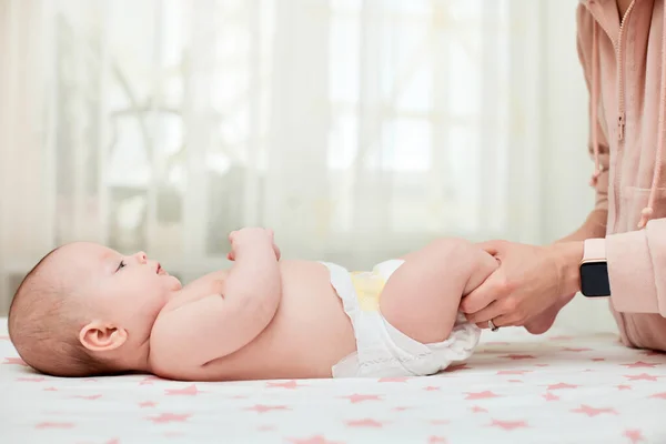 Baby Massage Mutter Massiert Ihr Neugeborenes Für Gesunde — Stockfoto