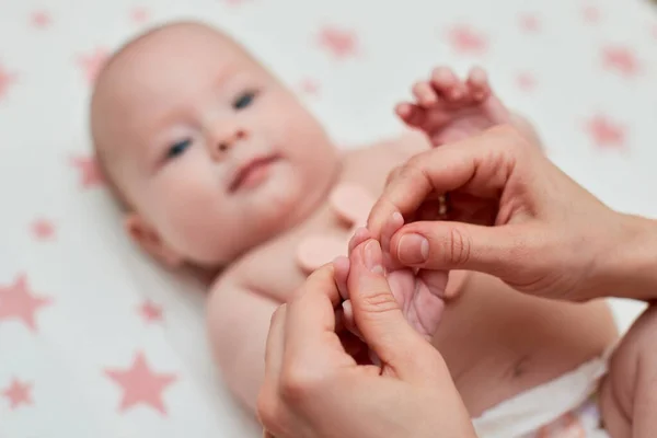 Masaje Mano Bebé Por Madre Primer Plano Mamá Terapeuta Dando — Foto de Stock